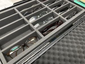 上下2段構造で設計した、サングラス30本収納用の専用内装