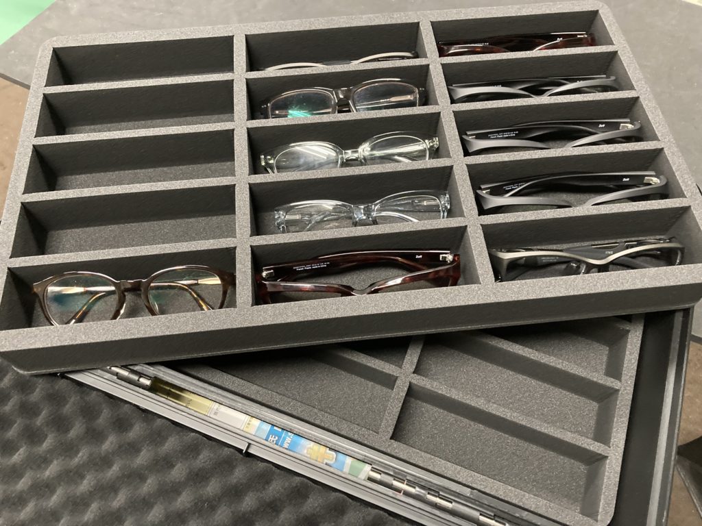 上下2段構造で設計した、サングラス30本収納用の専用内装