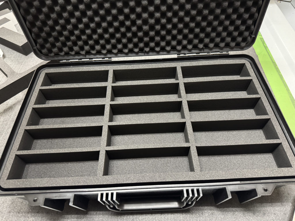 加工・貼り合わせを経て完成した、2段構造の専用ケース内装